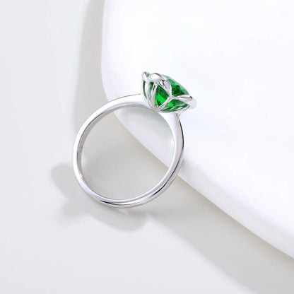S925 sterling silver ring featuring a single clover-cut vibrant green lab-grown emerald set in a sleek bezel mounting.