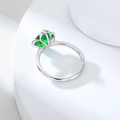 S925 sterling silver ring featuring a single clover-cut vibrant green lab-grown emerald set in a sleek bezel mounting.